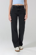 Jean tiro alto straight leg gris con bota recta y bolsillos