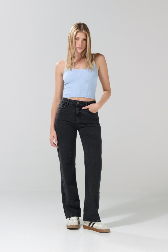 Jean tiro alto straight leg gris con bota recta y bolsillos