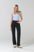 Jean tiro alto straight leg gris con bota recta y bolsillos