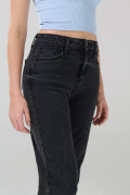 Jean tiro alto straight leg gris con bota recta y bolsillos