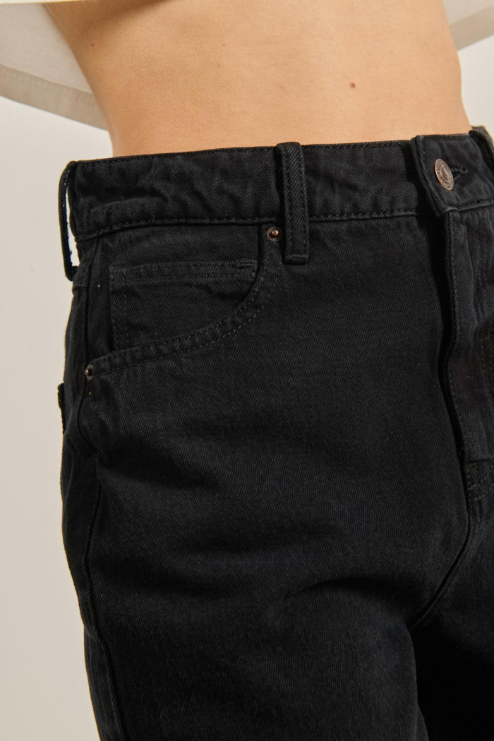 Jean 90´S tiro alto negro con bota ancha y aberturas