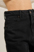 Jean 90´S tiro alto negro con bota ancha y aberturas