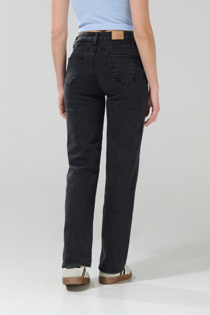 Jean tiro alto straight leg gris con bota recta y bolsillos