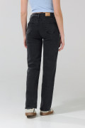 Jean tiro alto straight leg gris con bota recta y bolsillos
