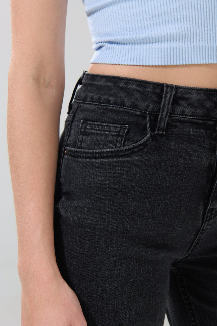 Jean tiro alto straight leg gris con bota recta y bolsillos