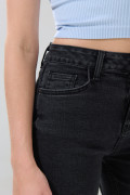 Jean tiro alto straight leg gris con bota recta y bolsillos