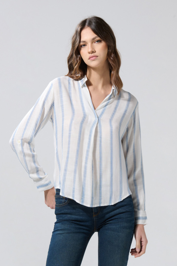 Blusa crema clara con rayas azules y cuello camisero