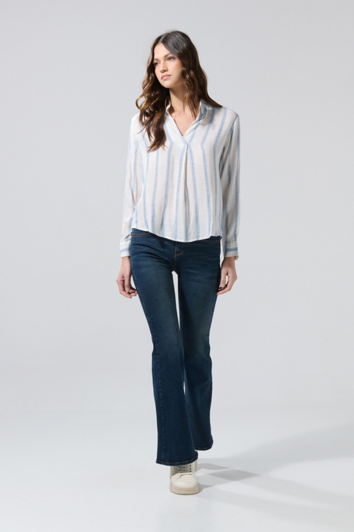 Blusa crema clara con rayas azules y cuello camisero