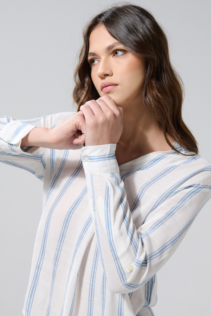 Blusa crema clara con rayas azules y cuello camisero