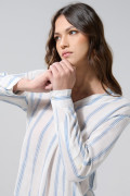 Blusa crema clara con rayas azules y cuello camisero