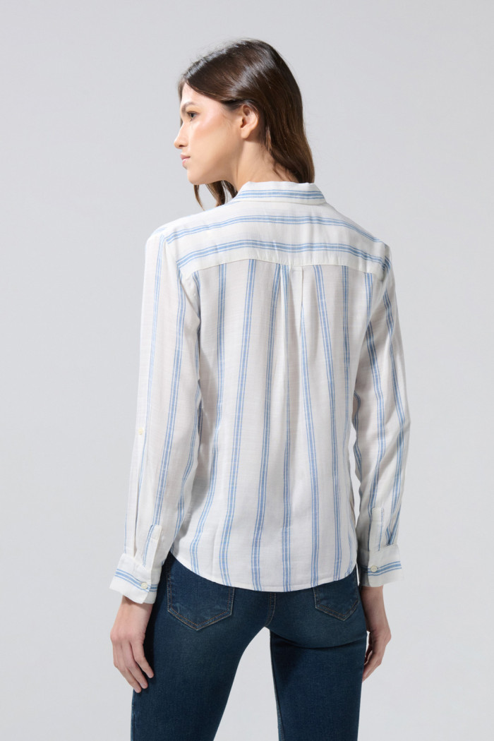 Blusa crema clara con rayas azules y cuello camisero