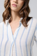 Blusa crema clara con rayas azules y cuello camisero