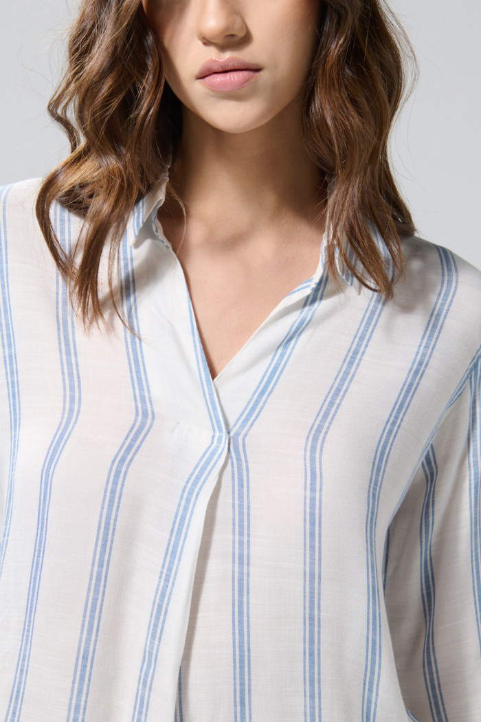 Blusa crema clara con rayas azules y cuello camisero
