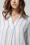 Blusa crema clara con rayas azules y cuello camisero
