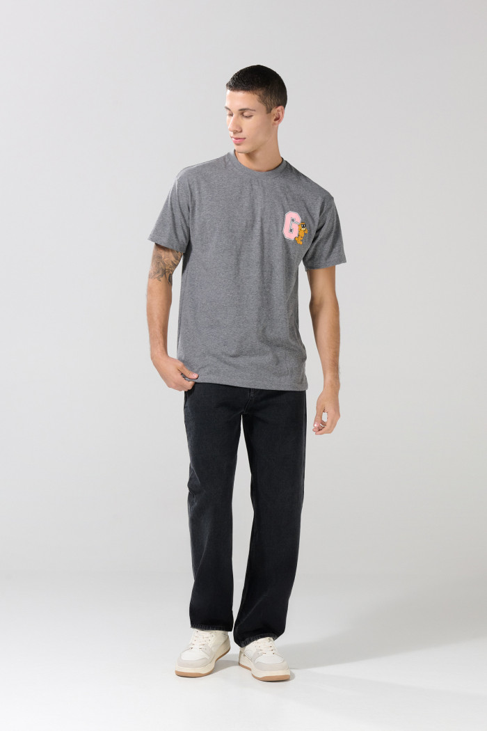 Camiseta gris intensa manga corta con artes de Garfield