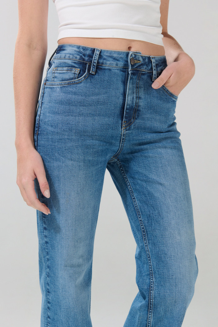 Jean tiro alto azul medio straight leg con bota recta