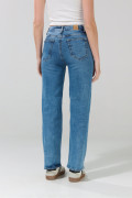 Jean tiro alto azul medio straight leg con bota recta