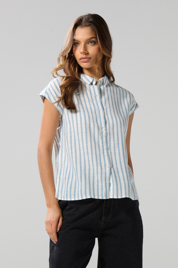 Blusa unicolor a rayas manga corta con hombro rodado