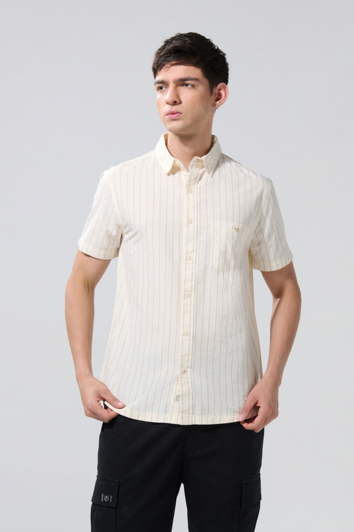 Camisa a rayas blanca con cuello sport collar