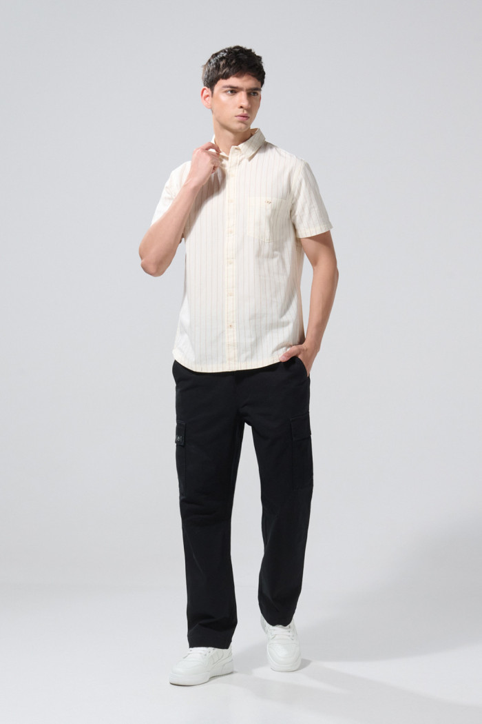 Camisa a rayas blanca con cuello sport collar