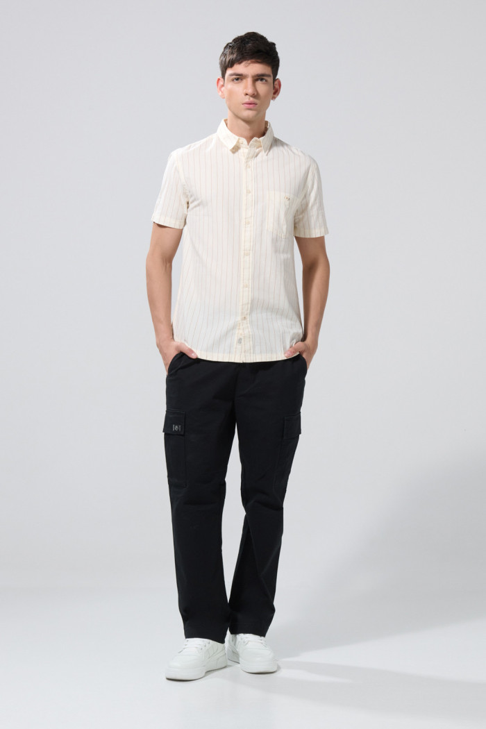 Camisa a rayas blanca con cuello sport collar