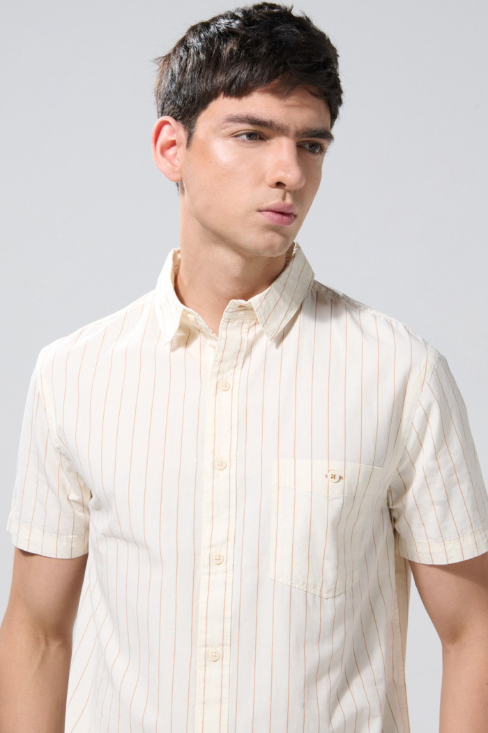 Camisa a rayas blanca con cuello sport collar