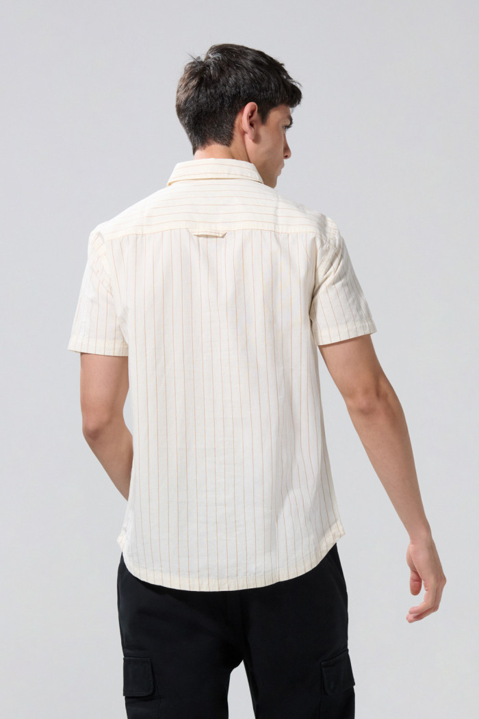 Camisa a rayas blanca con cuello sport collar