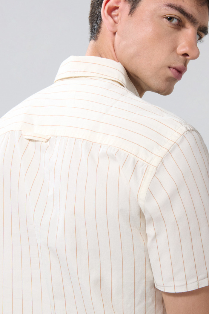 Camisa a rayas blanca con cuello sport collar
