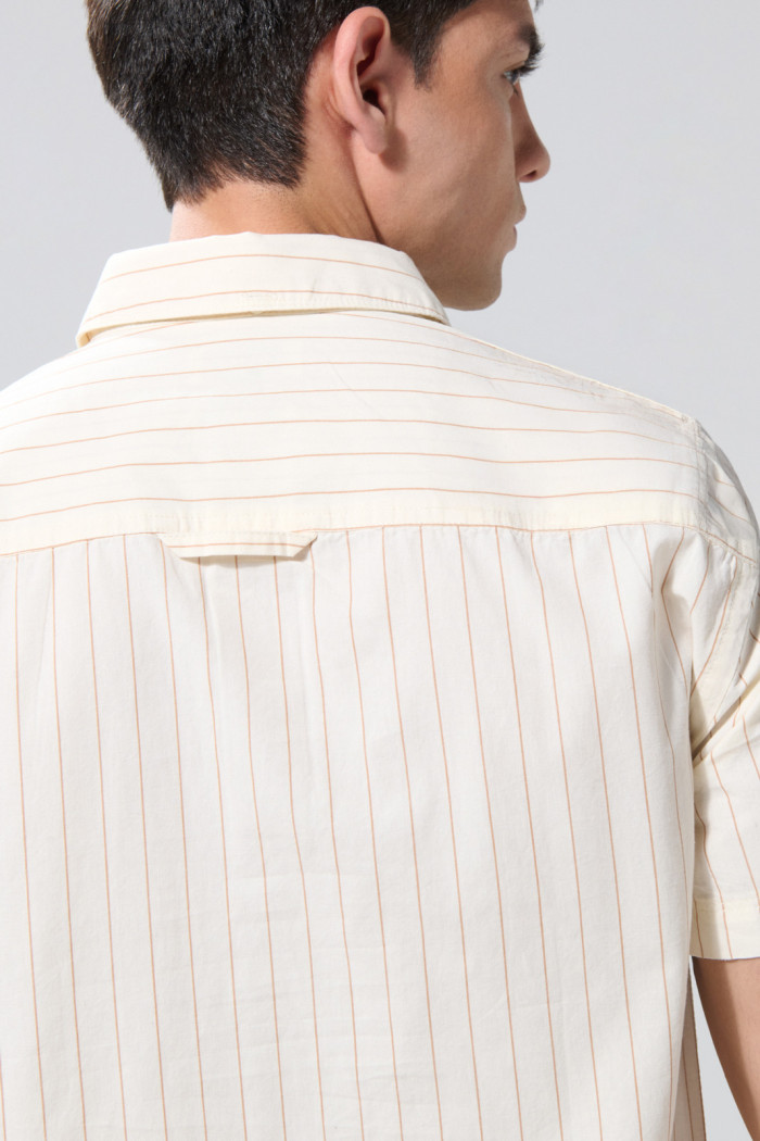 Camisa a rayas blanca con cuello sport collar