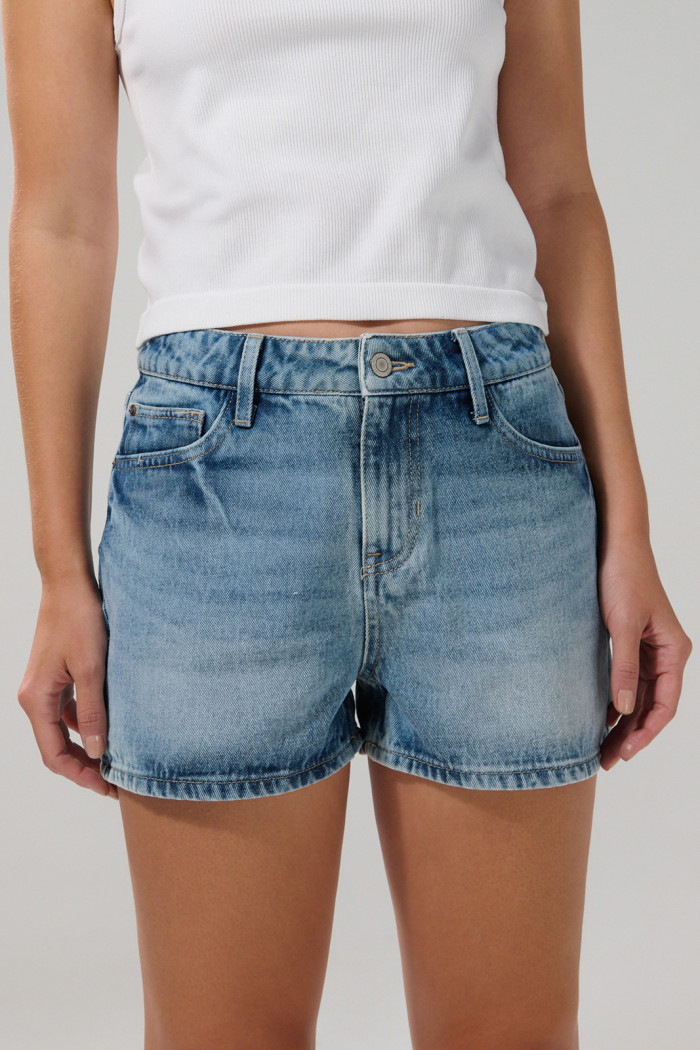 Short de jean tiro alto 5 bolsillos azul claro con desgastes