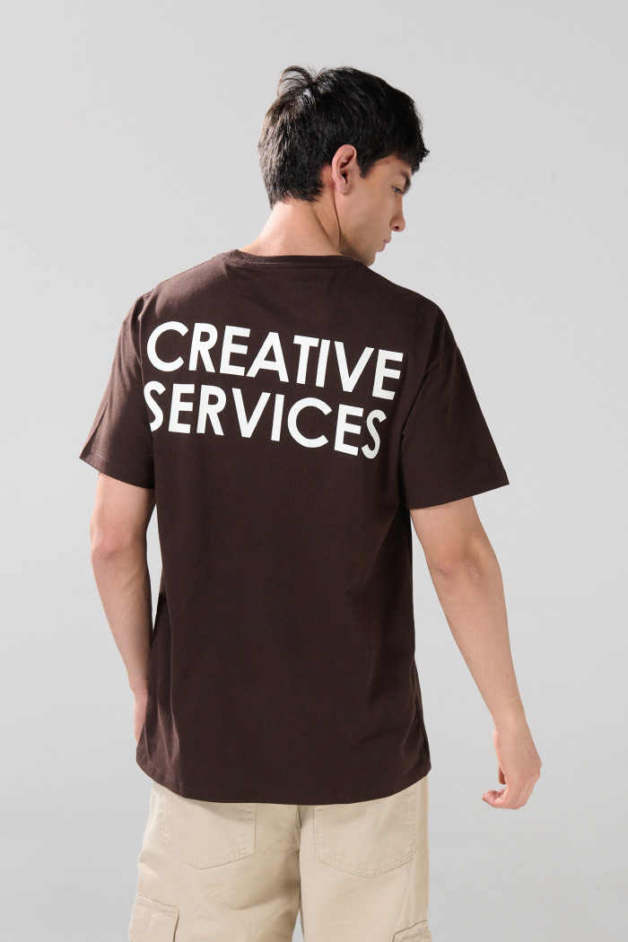 Camiseta unicolor cuello redondo con textos estampados