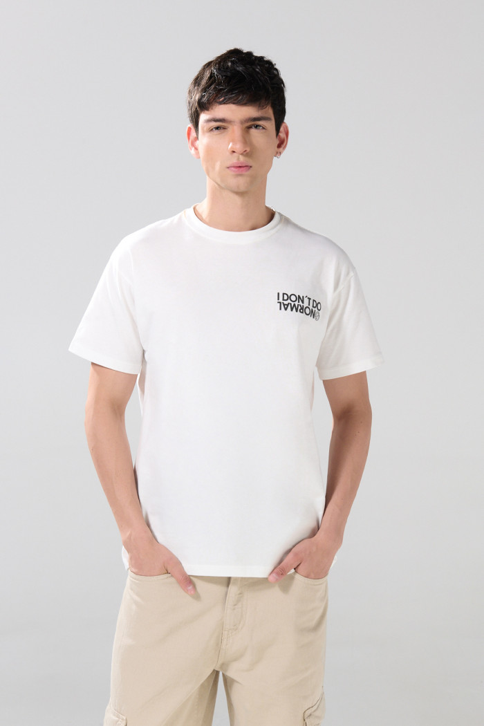 Camiseta unicolor cuello redondo con textos estampados