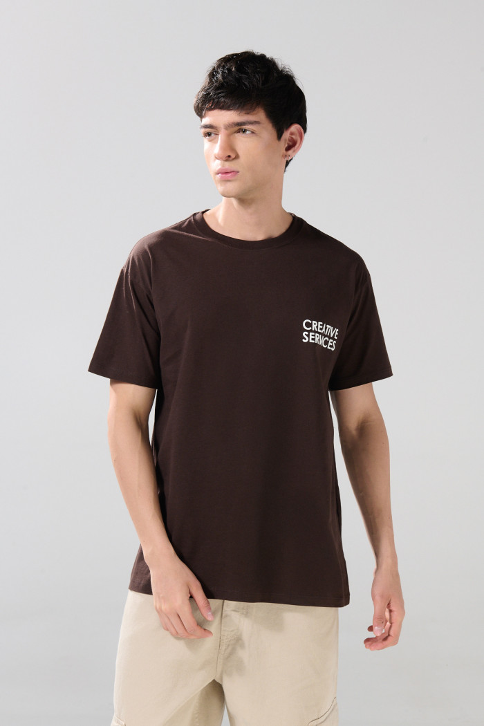 Camiseta unicolor cuello redondo con textos estampados