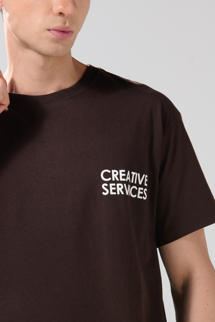 Camiseta unicolor cuello redondo con textos estampados
