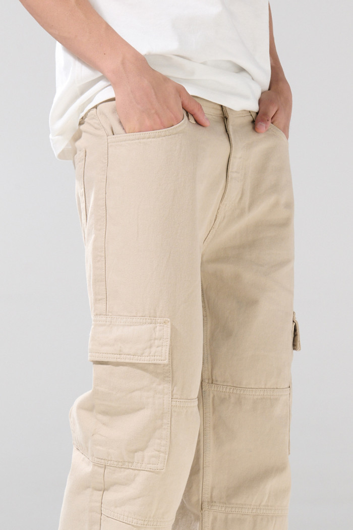 Pantalón cargo tiro medio kaki con bolsillos utilitarios