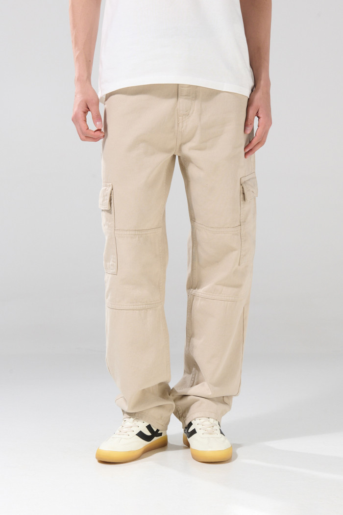 Pantalón cargo tiro medio kaki con bolsillos utilitarios