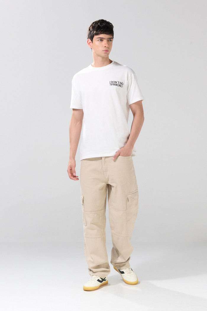 Pantalón cargo tiro medio kaki con bolsillos utilitarios