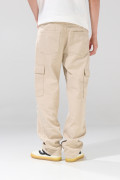 Pantalón cargo tiro medio kaki con bolsillos utilitarios