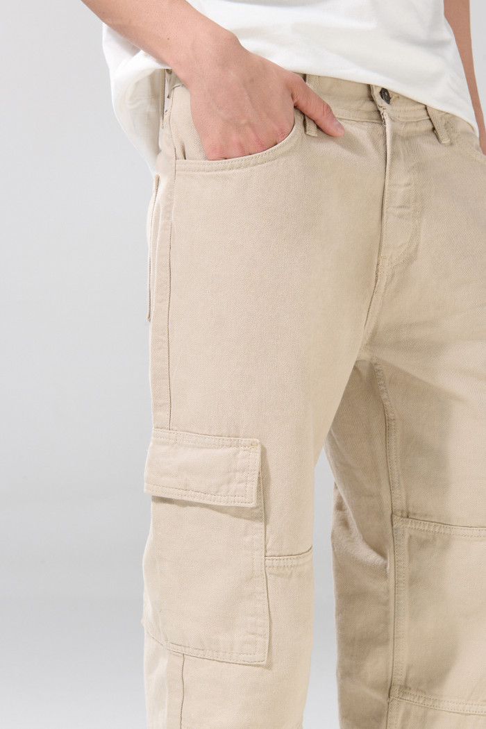 Pantalón cargo tiro medio kaki con bolsillos utilitarios