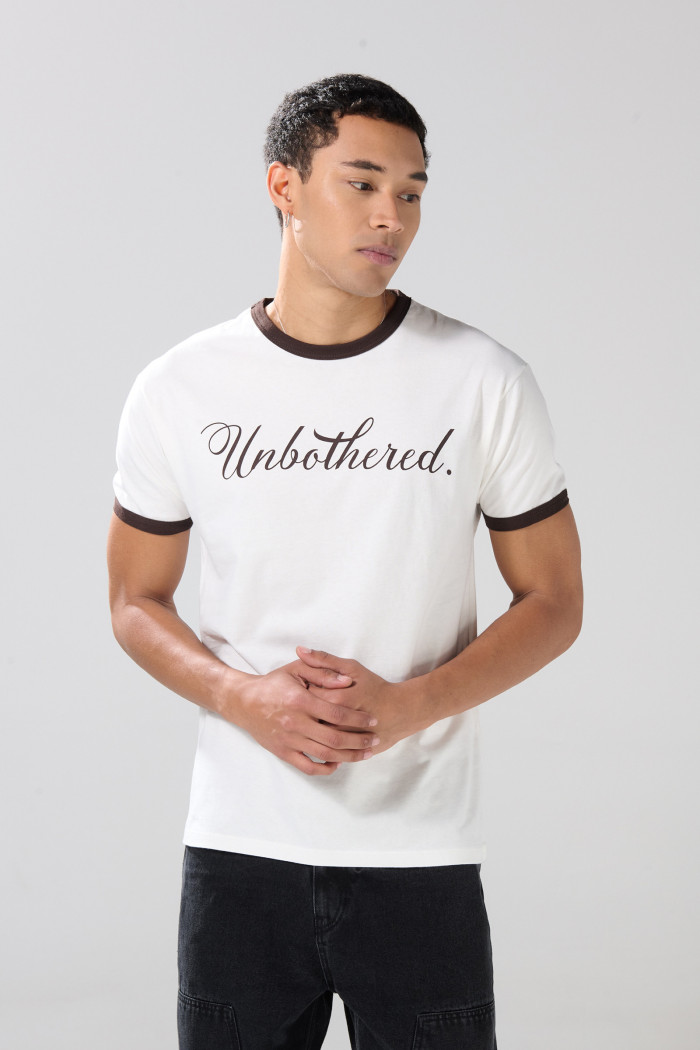 Camiseta con manga corta unicolor, contrastes y texto