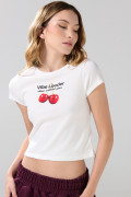 Camiseta crema con cuello redondo y diseño de cerezas