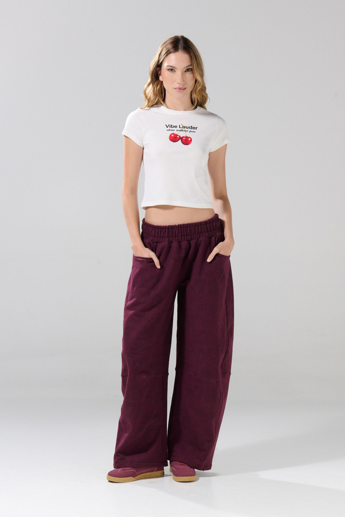 Camiseta crema con cuello redondo y diseño de cerezas