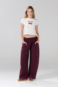 Camiseta crema con cuello redondo y diseño de cerezas