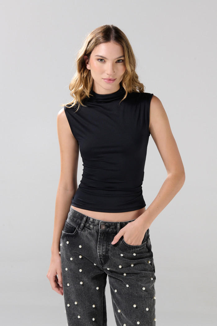Camiseta unicolor ajustada con cuello alto y manga sisa