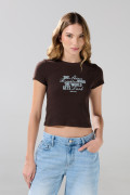 Camiseta acanalada café con diseño de texto y manga corta