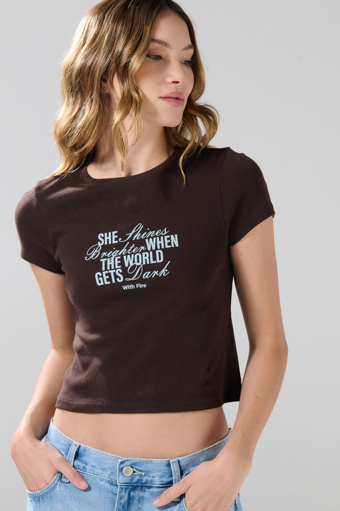 Camiseta acanalada café con diseño de texto y manga corta