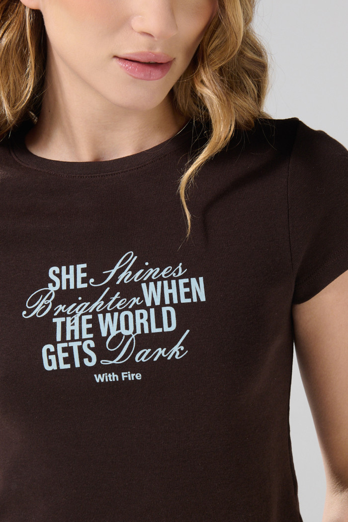 Camiseta acanalada café con diseño de texto y manga corta