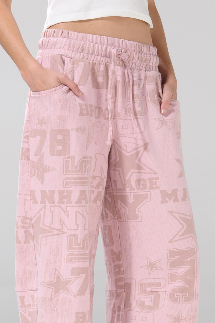 Pantalón jogger rosado claro con estampados urbanos