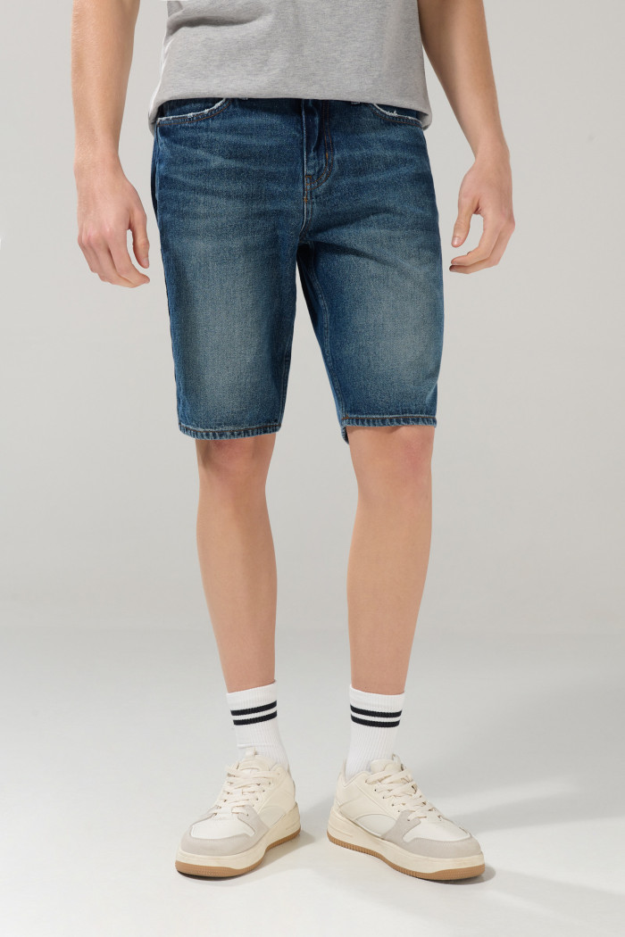 Bermuda tiro bajo de jean azul oscura slim con cremallera