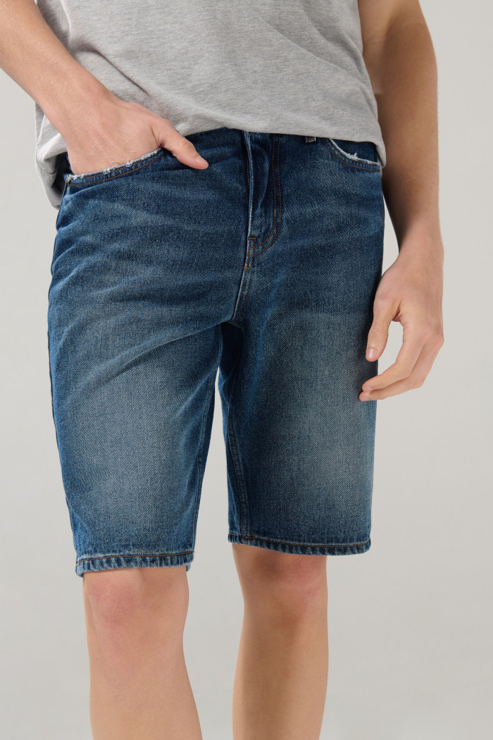 Bermuda tiro bajo de jean azul oscura slim con cremallera